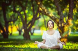 Doinb重返赛场，重要助攻首场状态出色，湖人观众沸腾！比赛高潮迭起